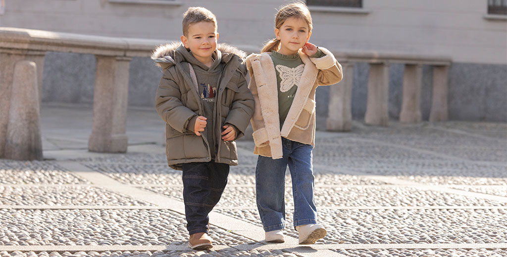 https://www.chicco.it/dw/image/v2/BJJJ_PRD/on/demandware.static/-/Sites-Chicco-Italy-Library/it_IT/dwddb89f9c/site/06-Pagina di Categoria/Fashion/Abbigliamento/Nuova Collezione/2026/AI 2026/INVERNO/1024x520px-CHICCO_FW 25-26_ANIMATE_17_0170.jpg